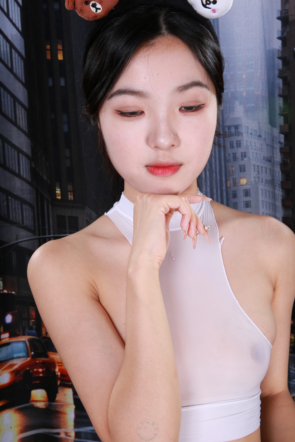 国模日月小谷展示含苞待放的胴体