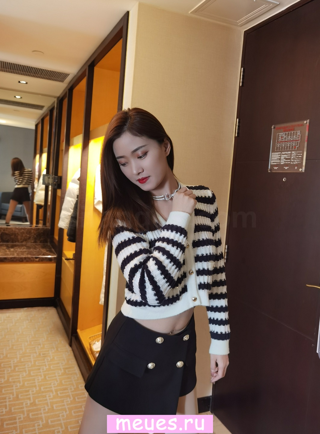 极品国模孙倩浅色丝袜皮肤白皙，酒店房间大尺度私房拍摄