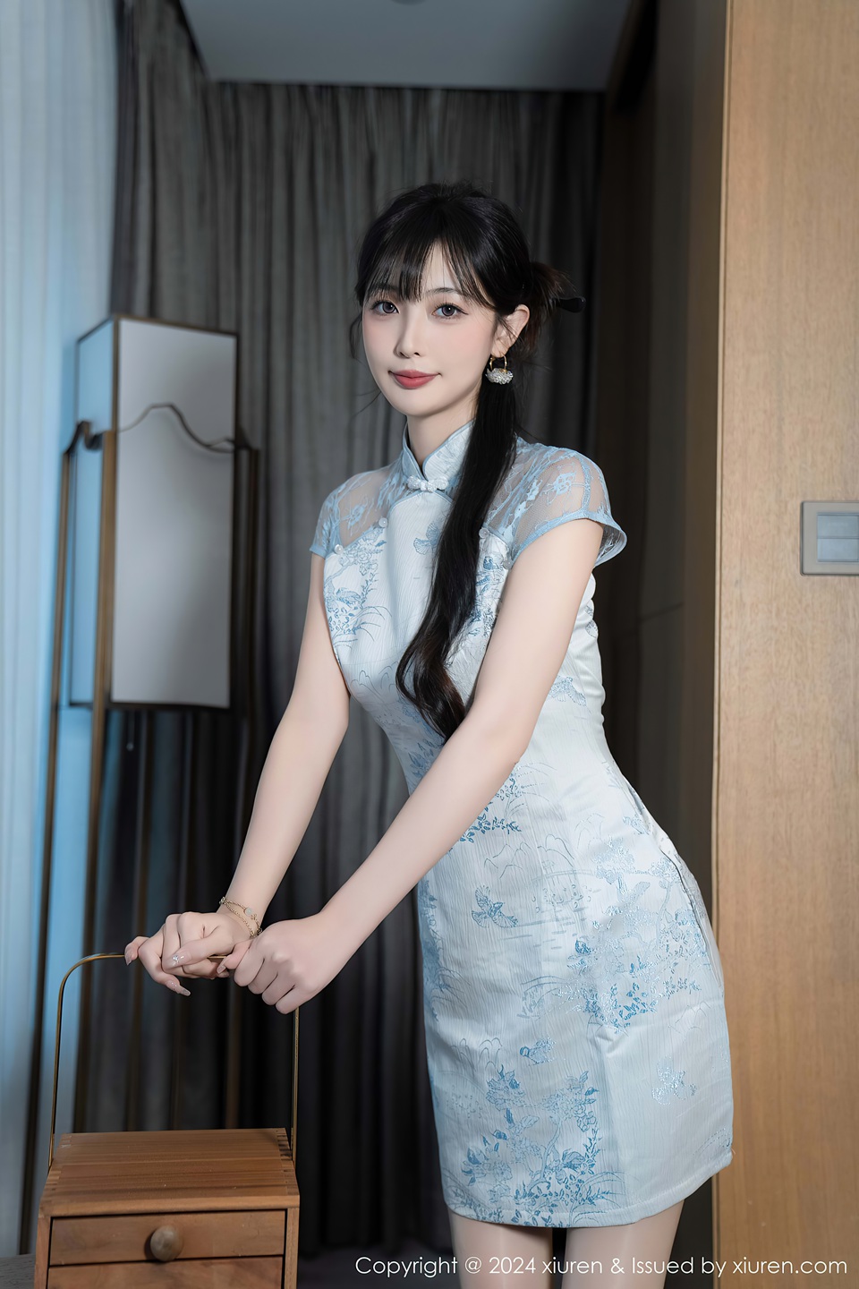 秀人网林星阑 性感浅色短款旗袍灵动迷离的丝足美不胜收,曼妙身姿娇媚动人