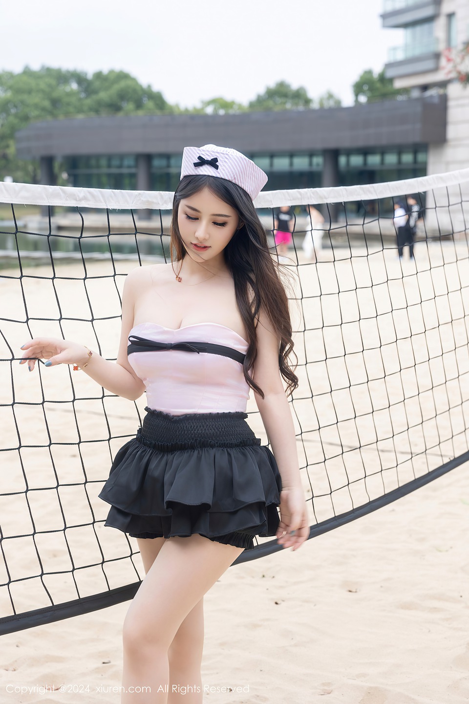 诗诗kiki性感黑色短裙搭配性感诱人丝袜，娇媚丰腴惹火的身段动人呈现