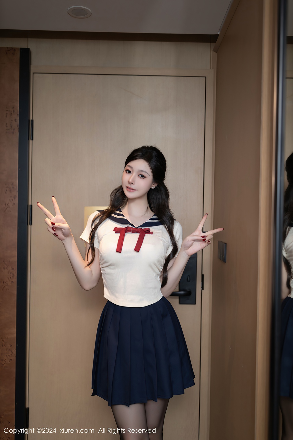 秀人网小逗逗性感JK制服搭配性感魅惑黑丝，迷人的气质，曼妙身姿明艳动人