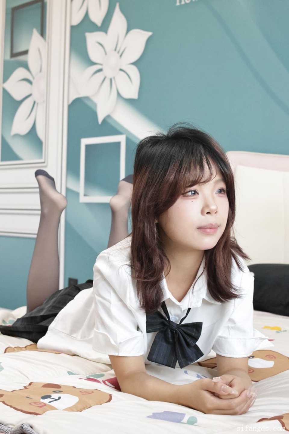 新品模特丝袜制服写真,摄影师在卫生间安装摄像头偷拍7位模特更换衣服