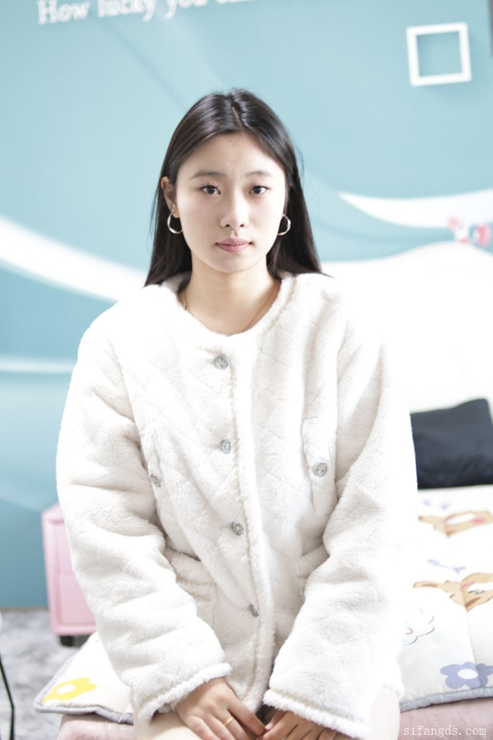 新品模特丝袜制服写真,摄影师在卫生间安装摄像头偷拍7位模特更换衣服