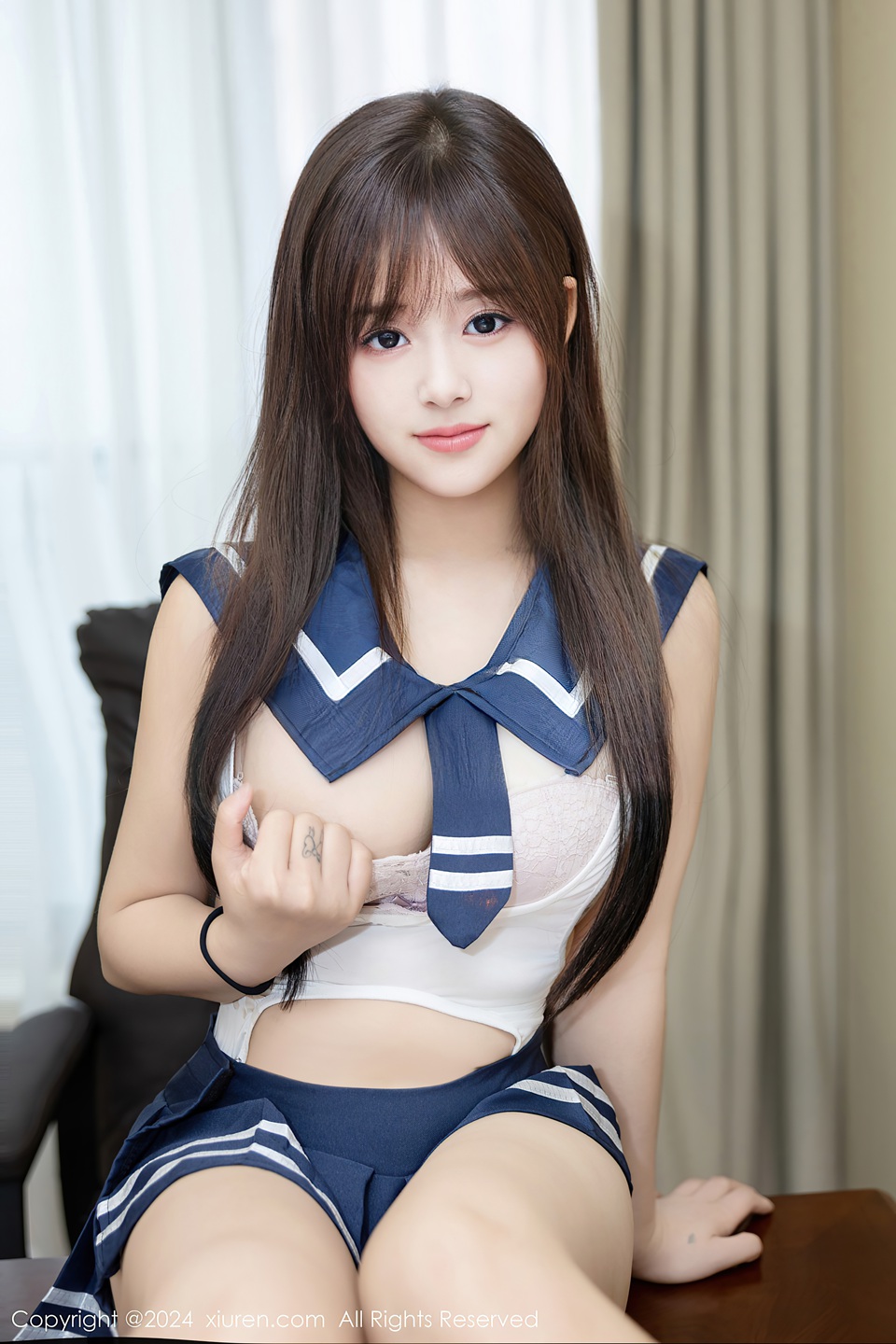 秀人模特叶初雪充满着魅力的性感尤物，性感白色情趣制服完美驾驭展现
