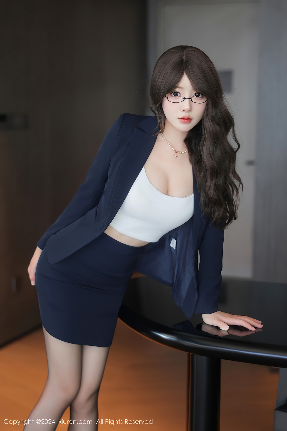 秀人网新人桃妖夭，性感OL服饰