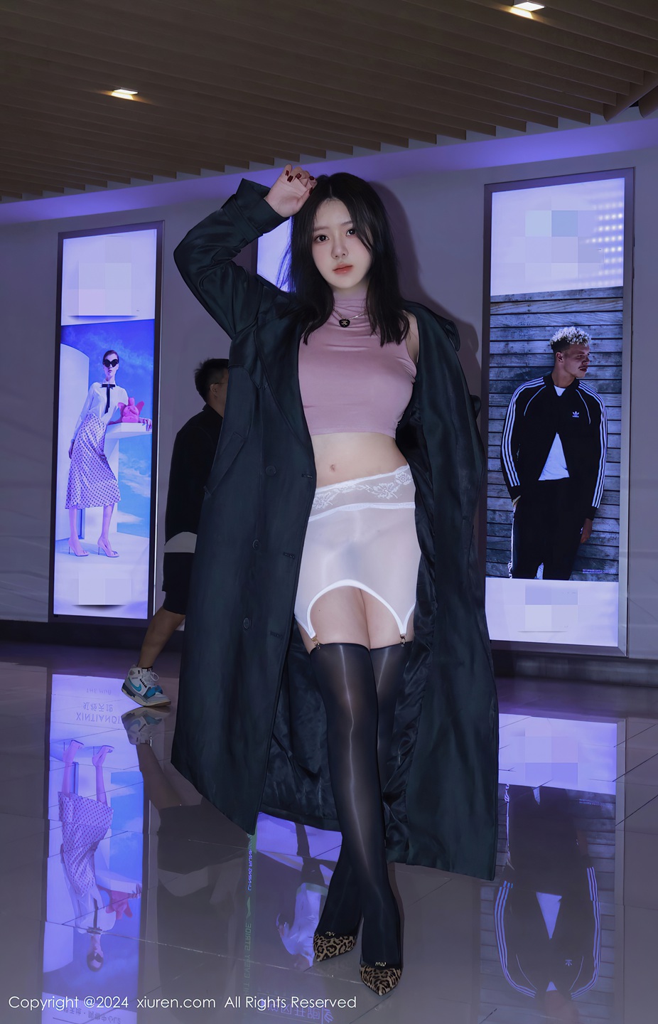 新人小薯条，性感黑色外套搭配肉色连体衣