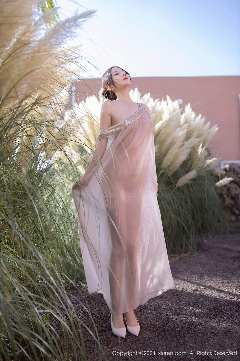 鱼子酱Fish 芦苇旁场景拍摄 性感紫色轻透连衣裙 婀娜动人 清纯唯美