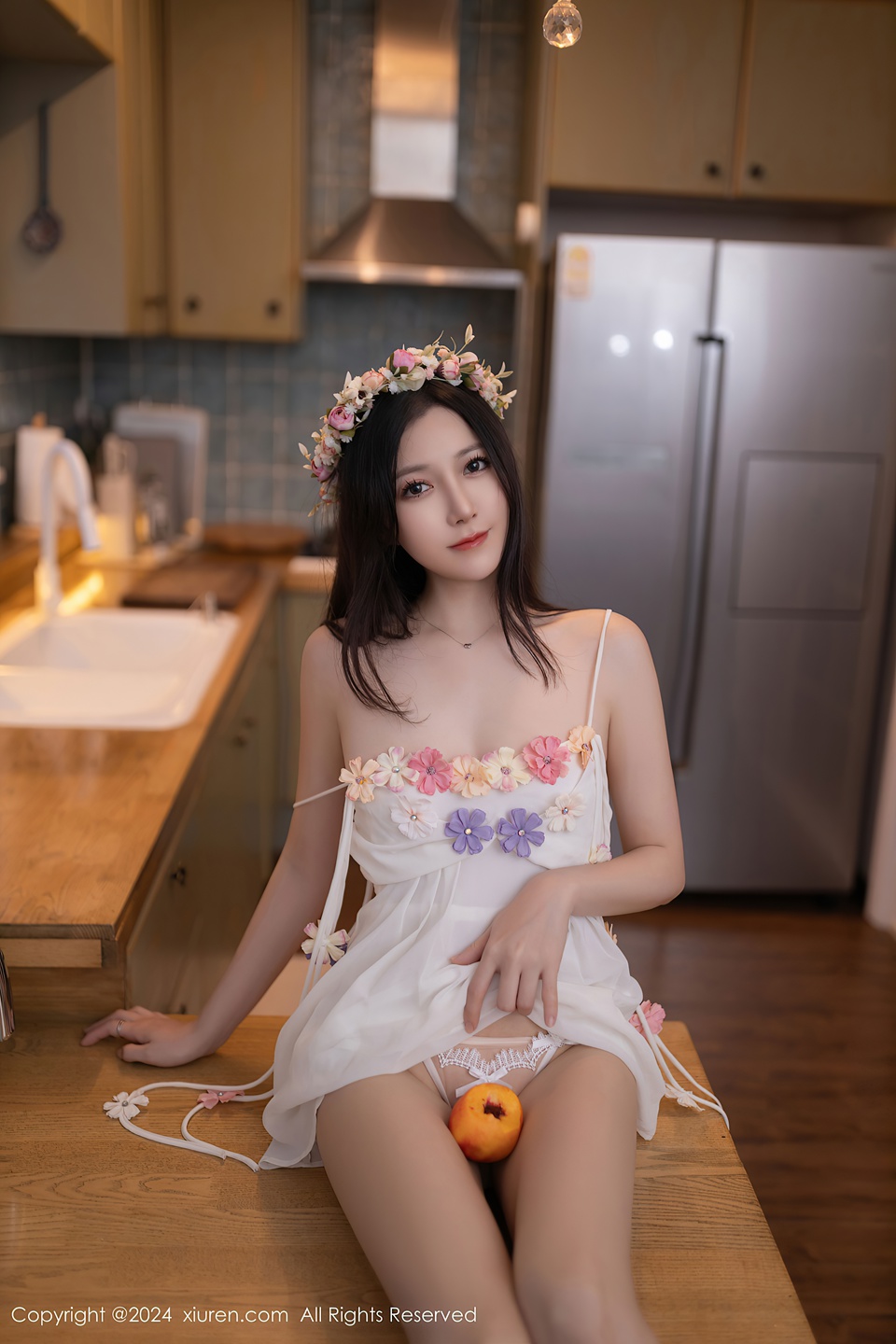 鱼子酱花朵主题性感白色吊带婀娜动人身段极致妩媚