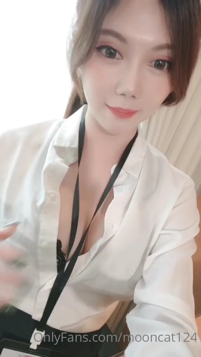 超美颜值『骚猫』大尺度私拍流出 爆裂黑丝 傲娇身材