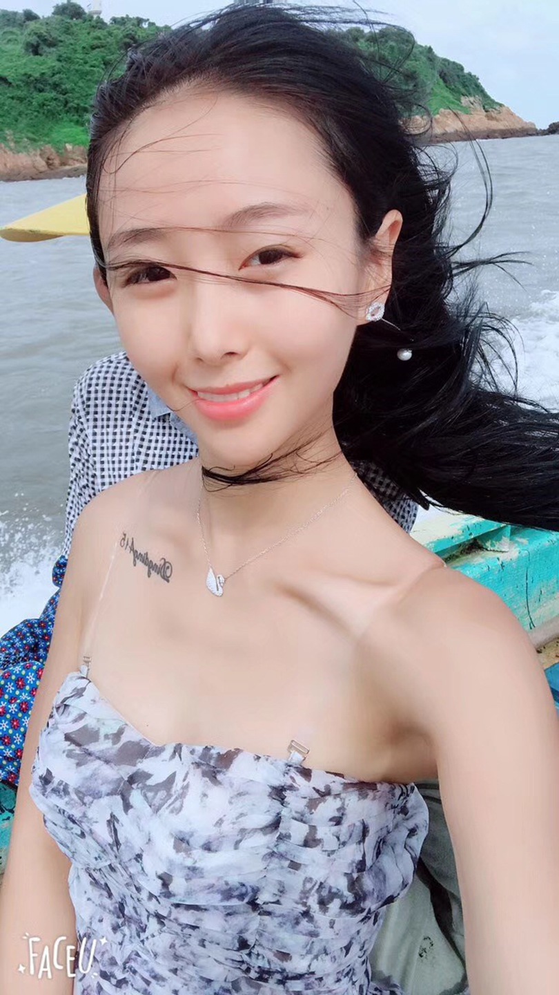 她是乖乖女哦 168CM高挑又苗条身材 柔软的身体作出各种高难度动作