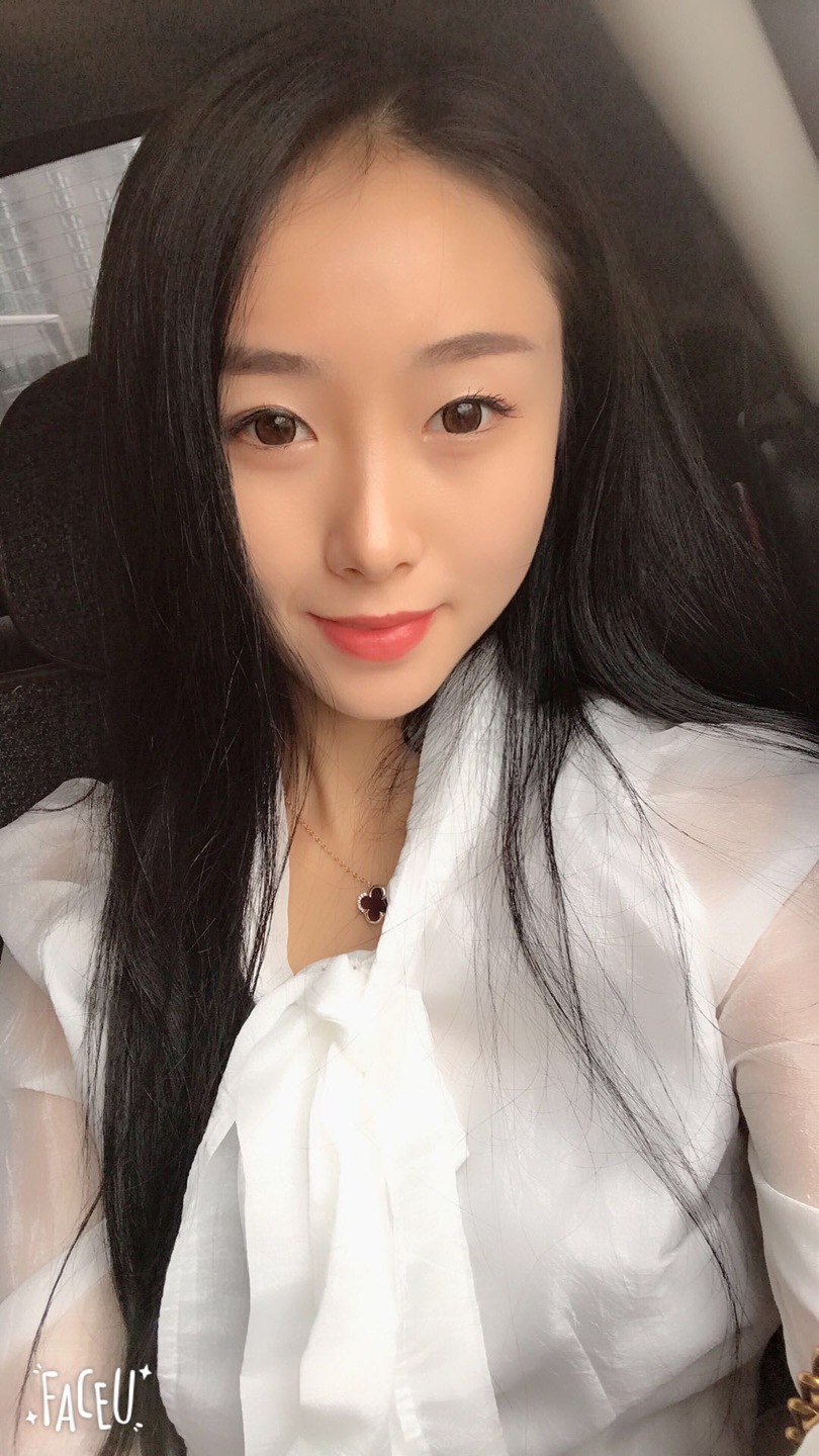 她是乖乖女哦 168CM高挑又苗条身材 柔软的身体作出各种高难度动作