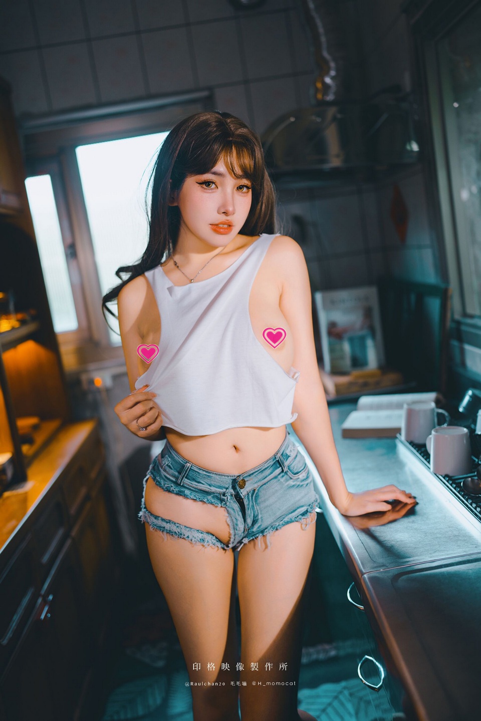 国模慕慕Momo写真新作 新婚妻子的性感诱惑 私密情境演绎欲望与爱意交织的挑逗瞬间