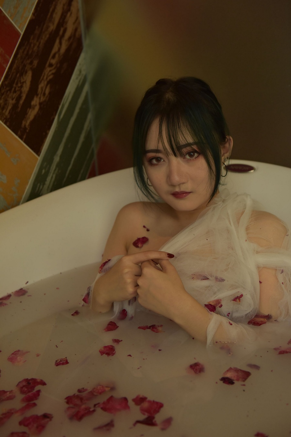 浸蚀的纯白 国模橙橙（成殇）禁忌之作 - 当蕾丝婚纱遇见暗红玫瑰 专业团队摄制