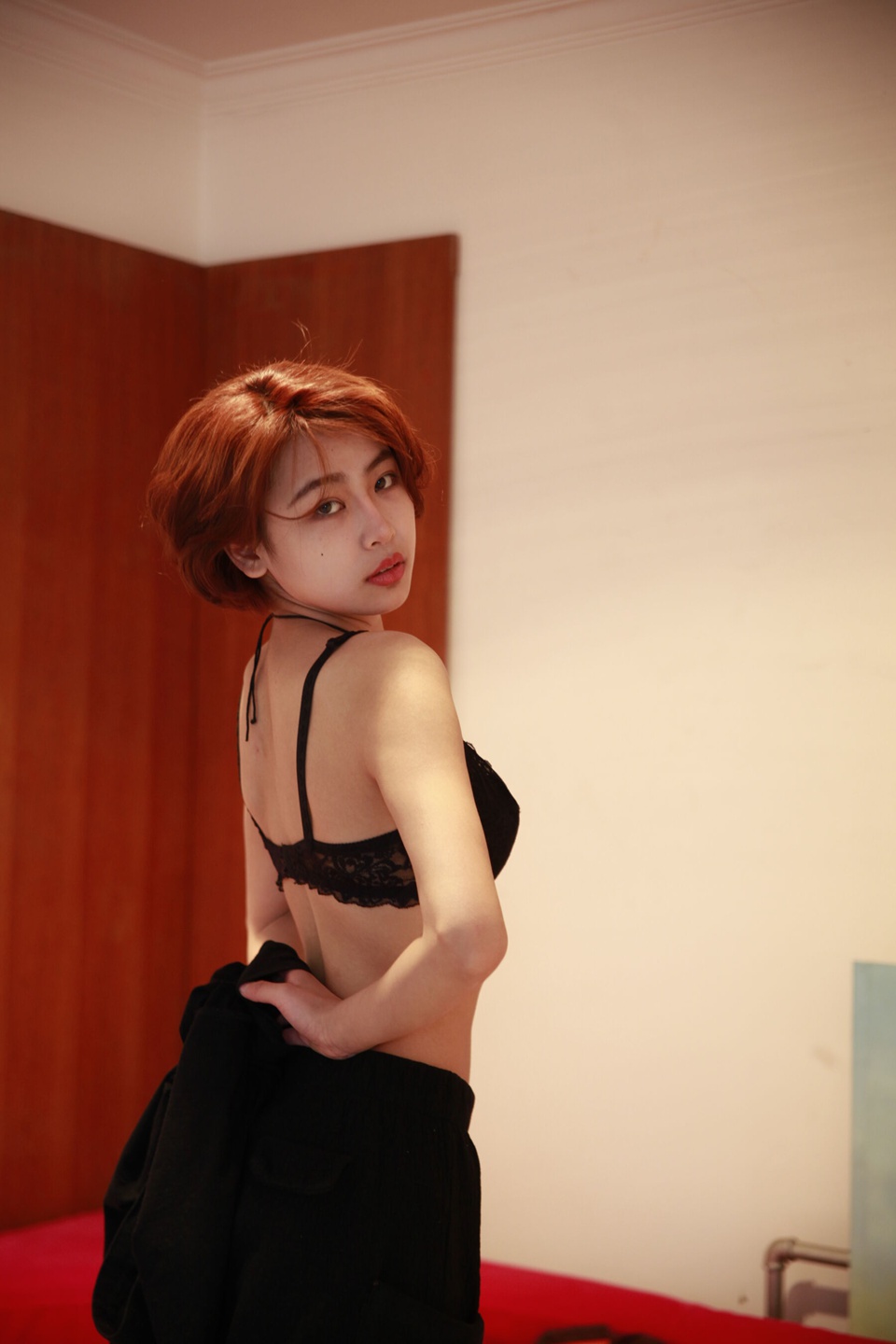 短发国模季小美(黄丽霞)私境影像纪|先锋人体美学与自我身份的觉醒叙事