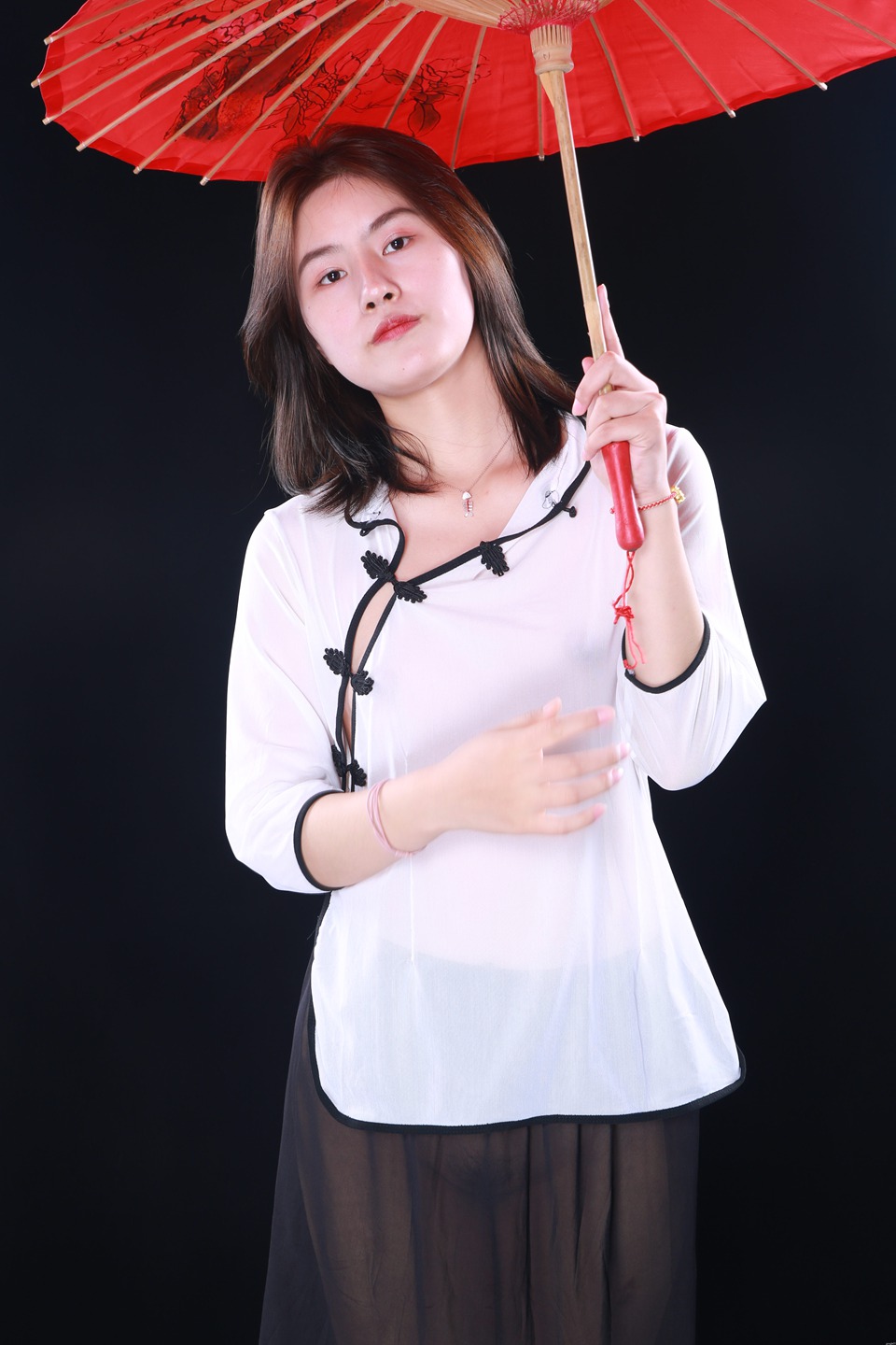 国模阿炎唯美写真——清纯动人的超美模特 演绎东方古典气质 大尺度私拍套图 红伞点缀婉约风情