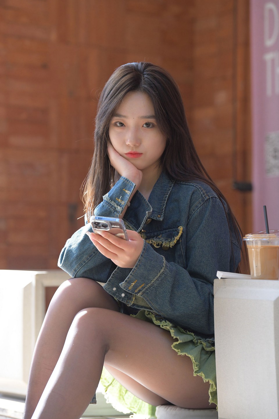 绝美气质街拍 黑丝御姐般的性感美女 惊鸿一瞥宛若被调教般的魅惑姿态 让人忍不住多看几眼的心动瞬间