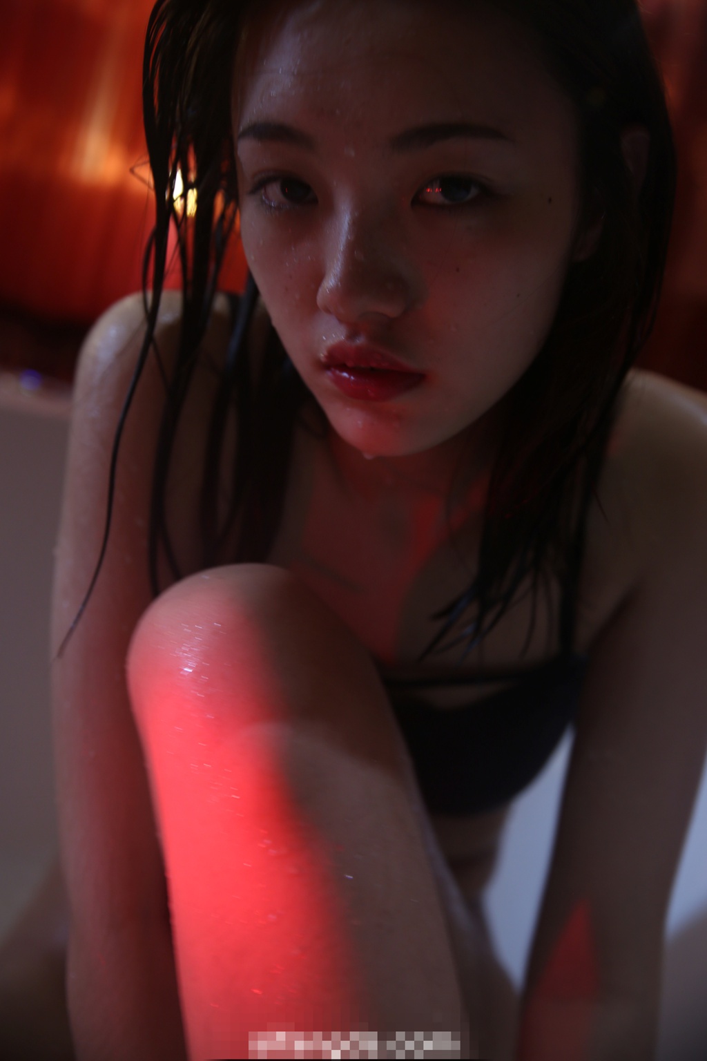 极品学生妹晶晶光影人像写真——浴中沉思的女孩,湿发与光线交织出的静谧瞬间