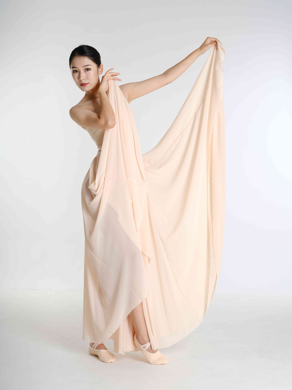 国模芸琪 高雅舞姿艺术写真集 飘逸长裙唯美私房 大尺度人体艺术摄影展现东方柔美气质