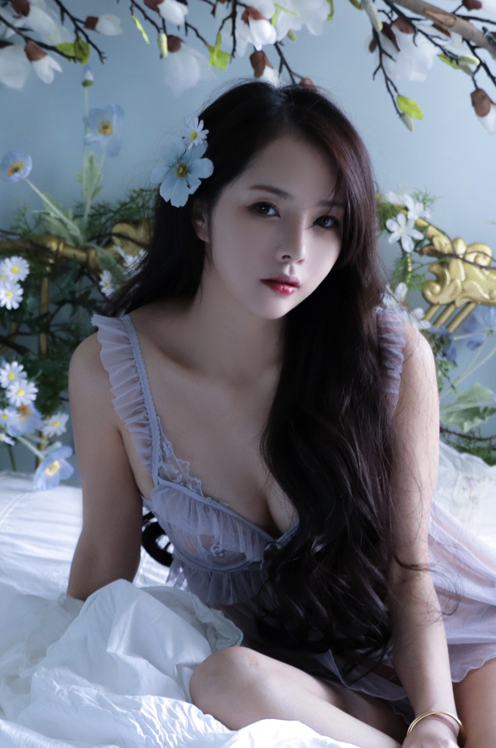 苏嫣嫣阿姨梦紫唯美写真520特别篇——柔光花语中的浪漫女神，展现轻盈气质与迷人魅力