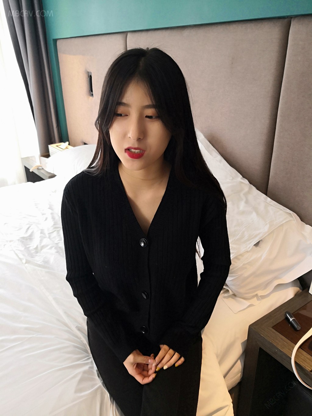 极品气质女神级美女酒店私房写真集——黑色针织衫优雅魅力展现自然气质