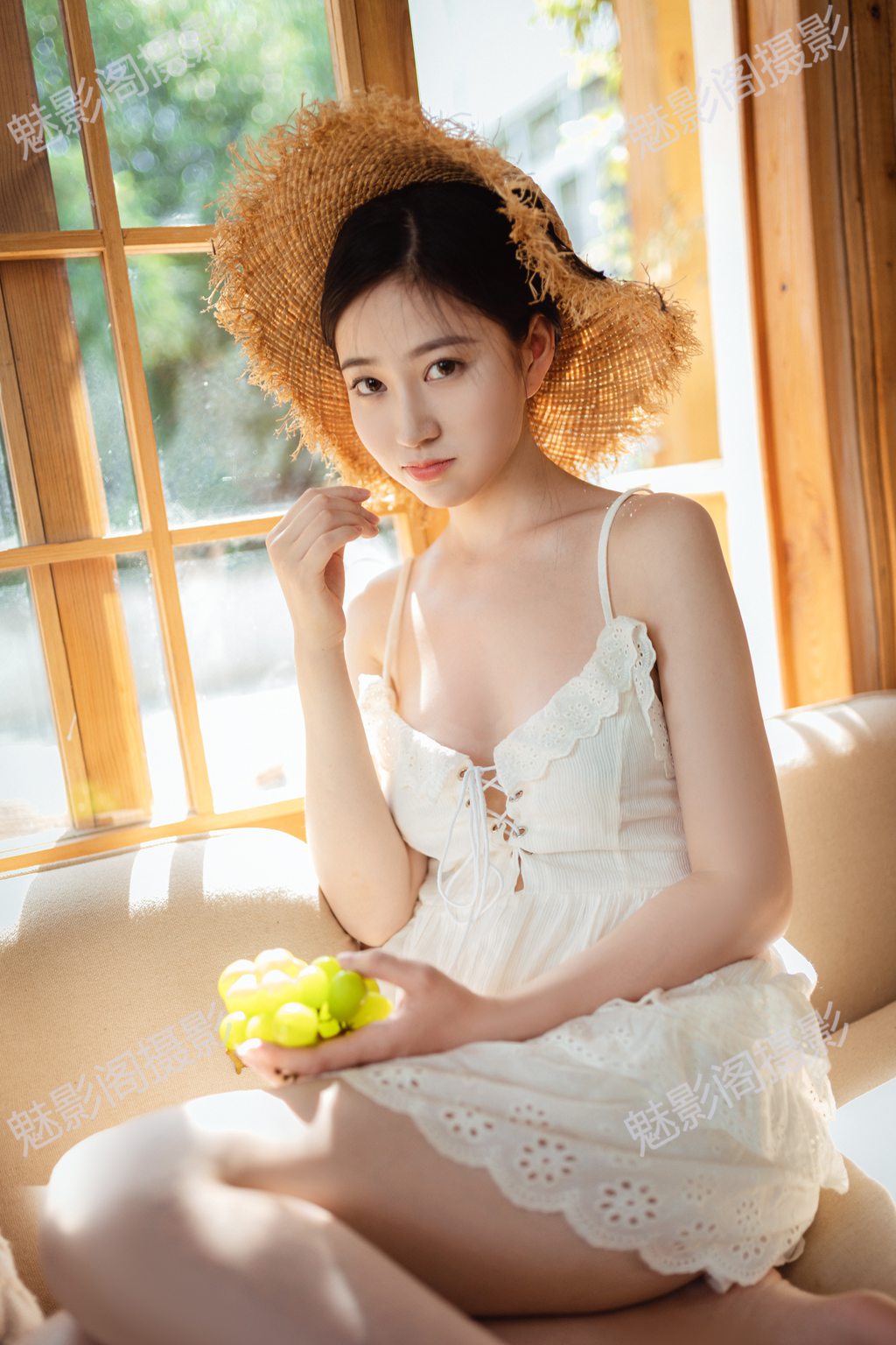 国模年年《夏日物语》写真:森系光影下的纯欲风大片,解锁夏日性感与清新的双重治愈