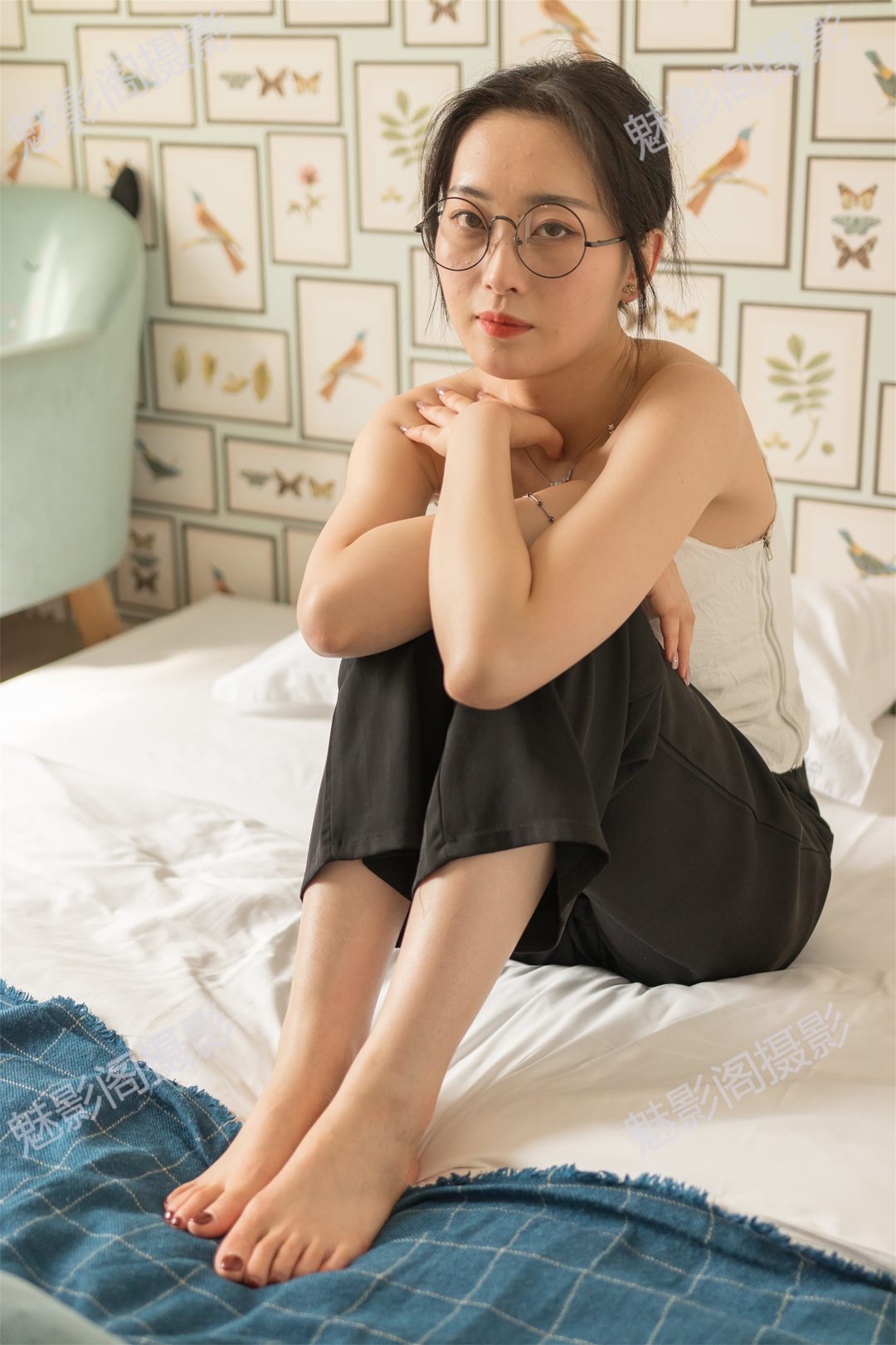 GM MOE 069｜清新系S级眼镜女神写真集——花影暖阳下的温柔思绪与治愈气质大片