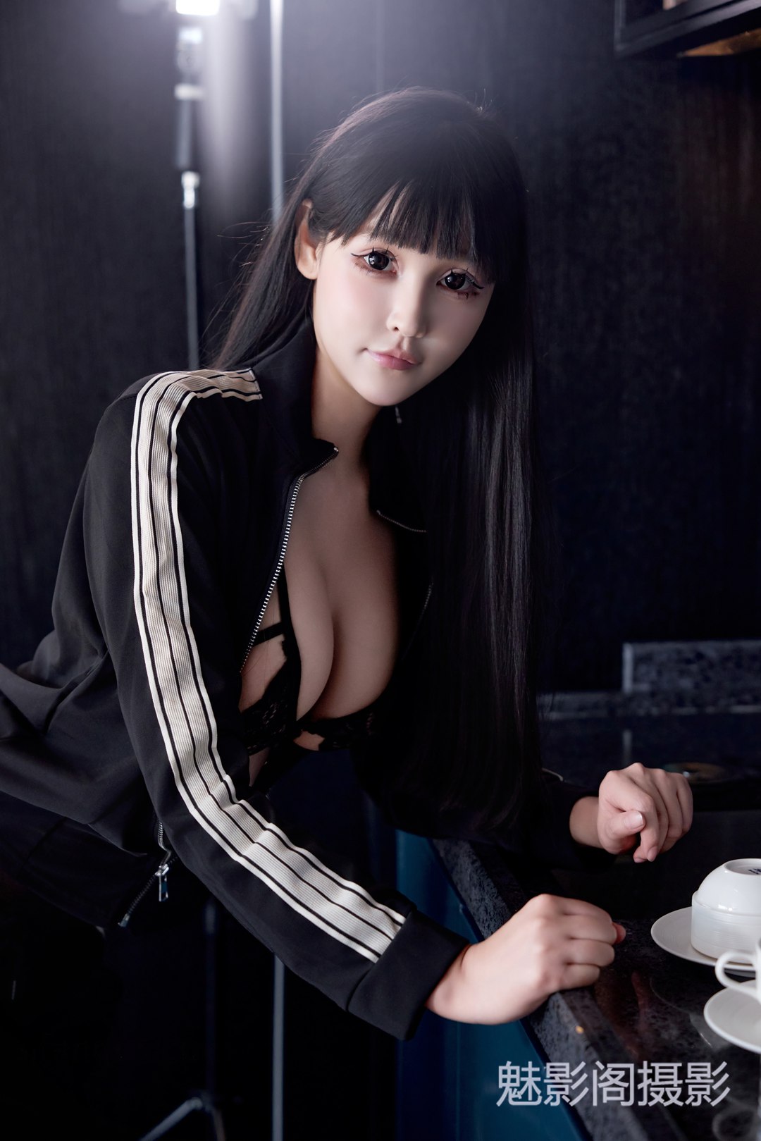 秀人网·智恩baby黑色休闲系清新写真｜长发与光影的温柔瞬间｜原版高清无水印首发