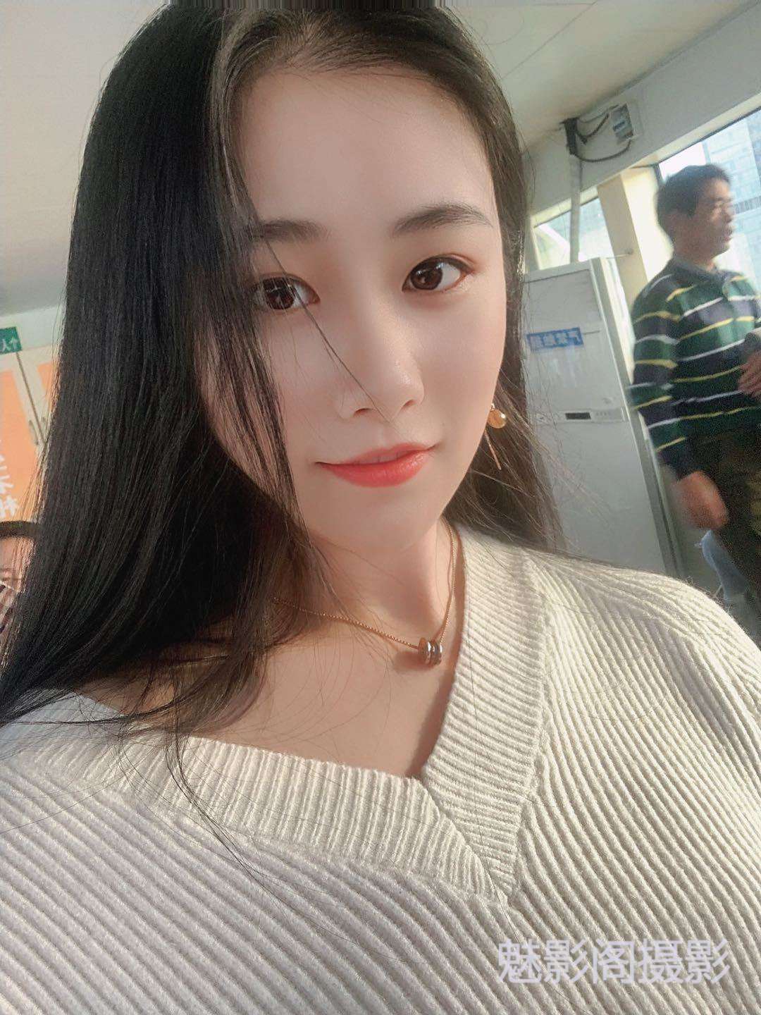 国模秀岑私密写真集：优雅与性感的完美融合，展现女性独特魅力