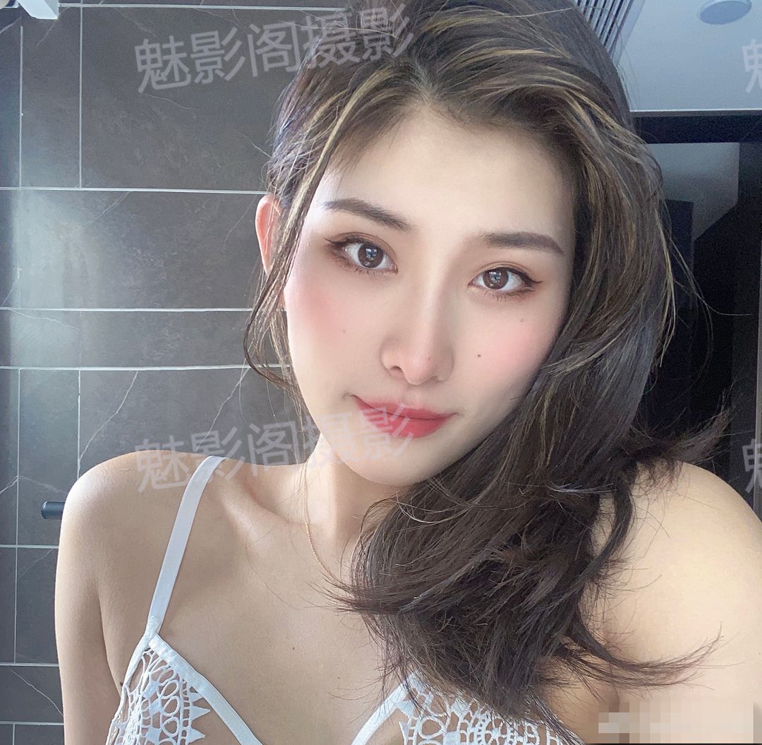 雅拉伊写真模特羽嫣 YANA Y 小姐 红白波点衬衫 + 黑色西装 红玫瑰浪漫氛围艺术写真