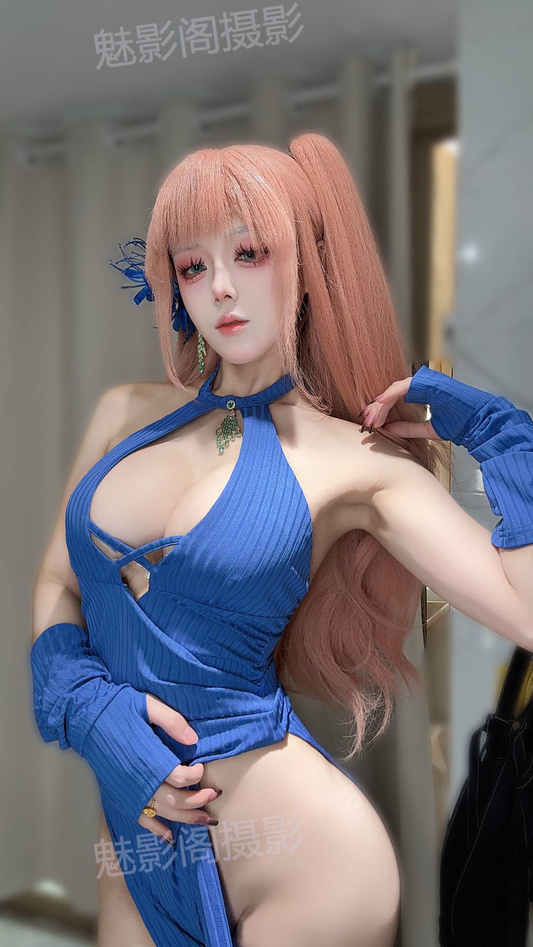 国模九言「惑」系列Cosplay写真：粉橙马尾+镂空绑带，解锁冷艳掌控感