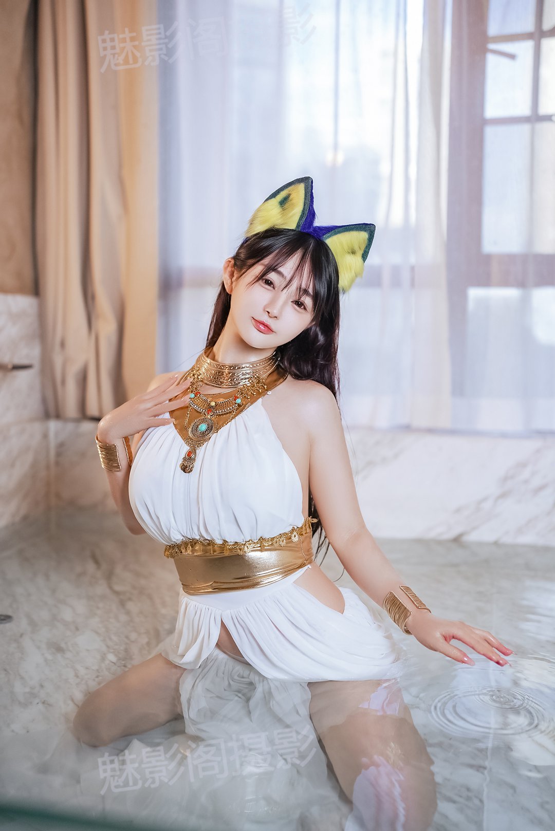 - 桜井宁宁 白色猫娘主题写真：金腰带+绿宝项链，配饰精致层次感十足