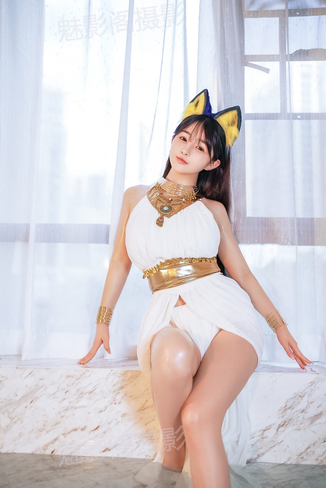 - 桜井宁宁 白色猫娘主题写真：金腰带+绿宝项链，配饰精致层次感十足
