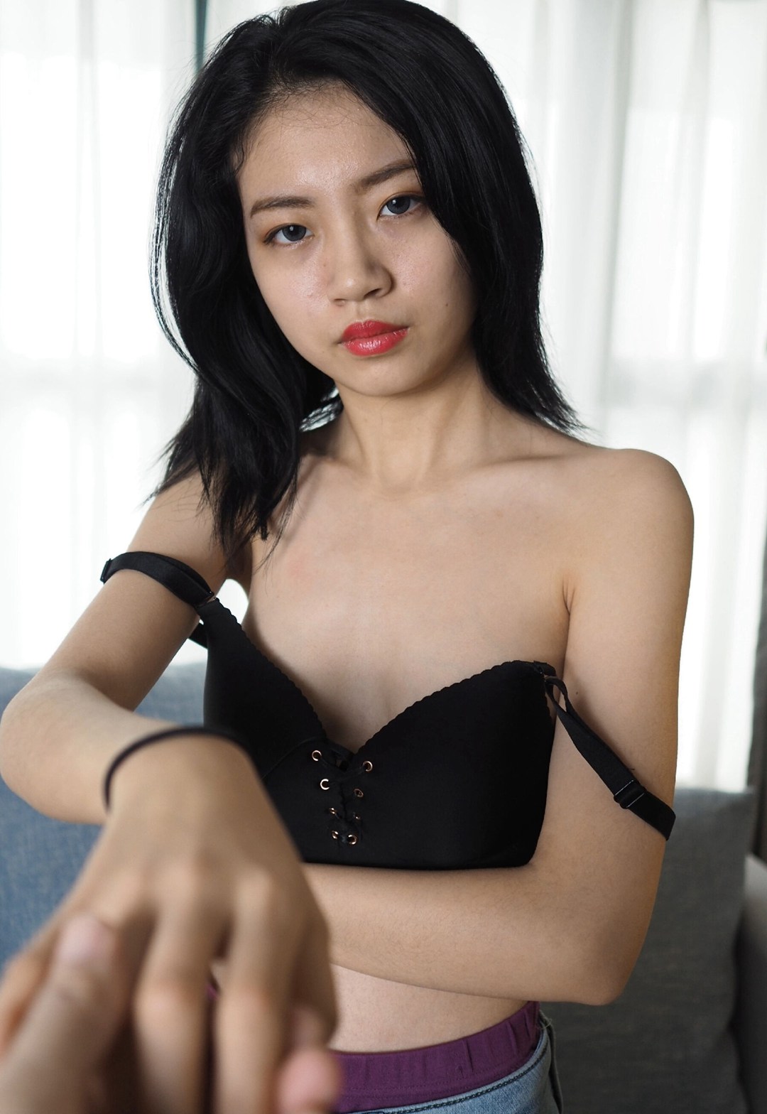 国模晨晨居家性感写真，展现完美曲线与独特气质 2020-04-19