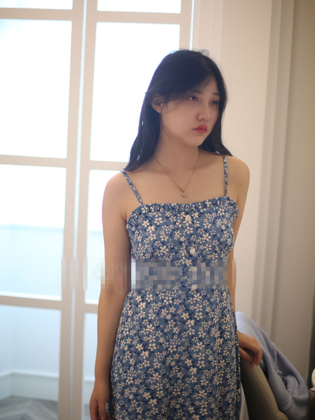 国模纯纯窗边私拍写真：水手服下的若隐若现与青春诱惑