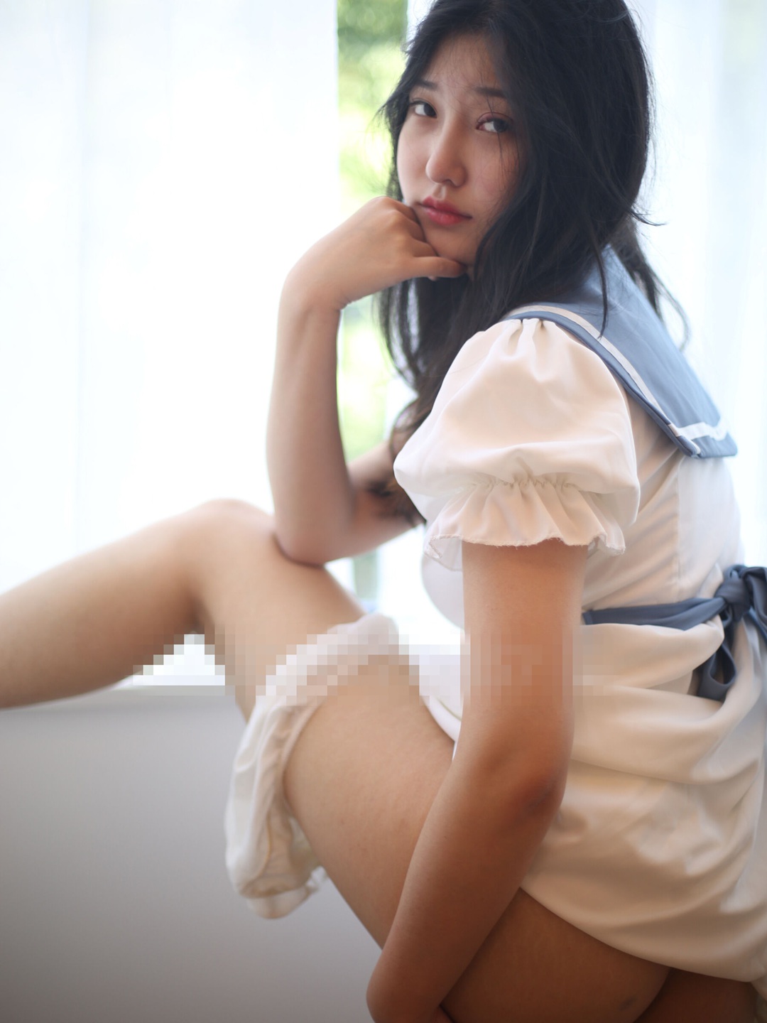 国模纯纯窗边私拍写真：水手服下的若隐若现与青春诱惑