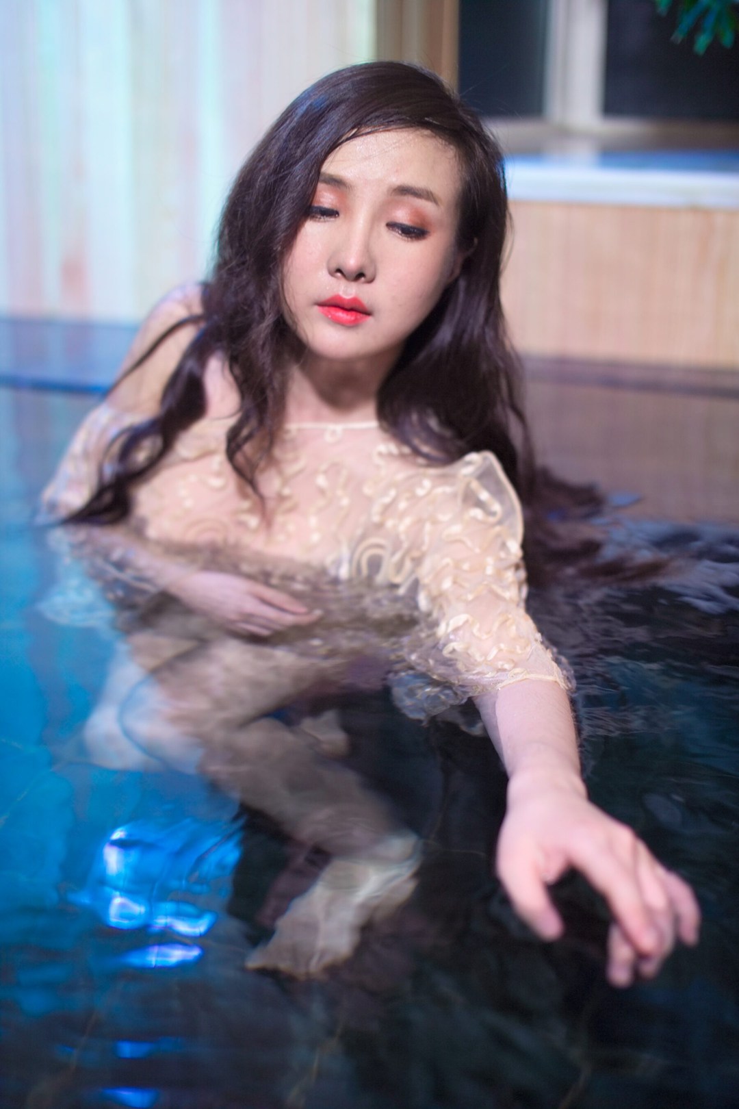 干露露泳池湿身透视写真：金色薄纱下的曲线诱惑与水波迷情