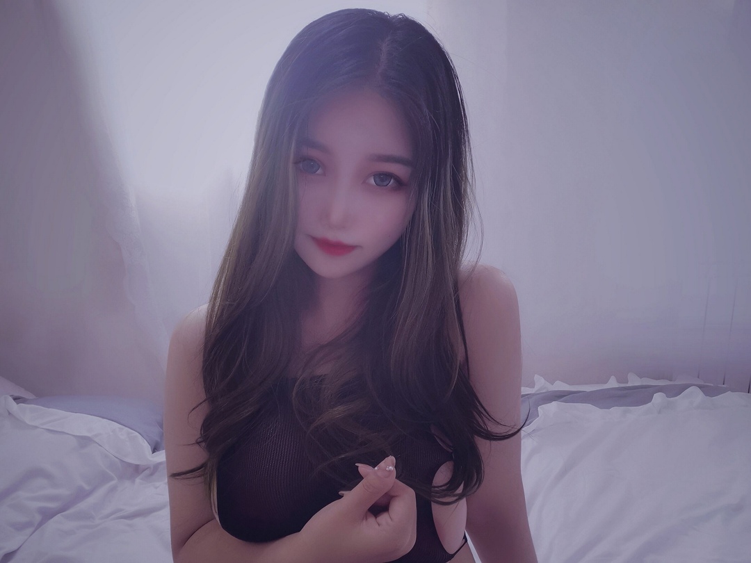 Eloise软软《暮色荆棘》主题写真：黑丝内衣诱惑，柔美长发与朦胧光影交织的私房大片