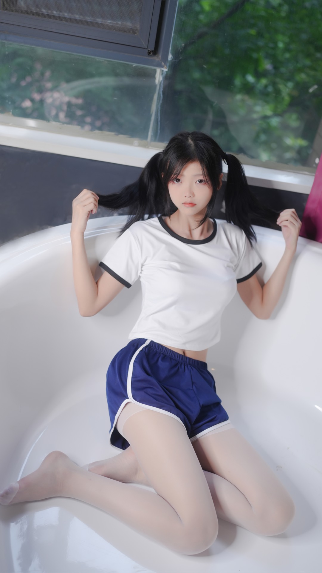 秋名山 - X005 小婕体操服写真｜白色短T+蓝色运动短裤+肉色丝袜｜浴缸场景青春少女风｜双马尾甜美造型