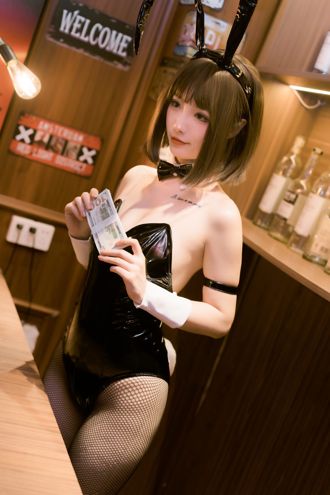 桃良阿宅兔女郎主题写真集｜黑色亮面兔女郎装+网袜美腿造型｜高颜值二次元女神性感气质私房摄影