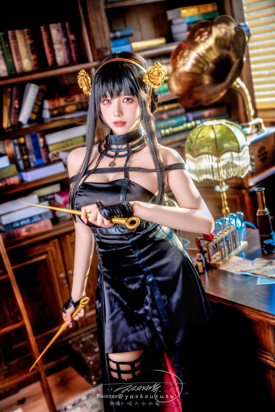 咬人小小兔3月限定COS大作｜约尔太太黑丝哥特风惊艳登场！金玫瑰发饰+双持短剑，书房复古氛围拉满