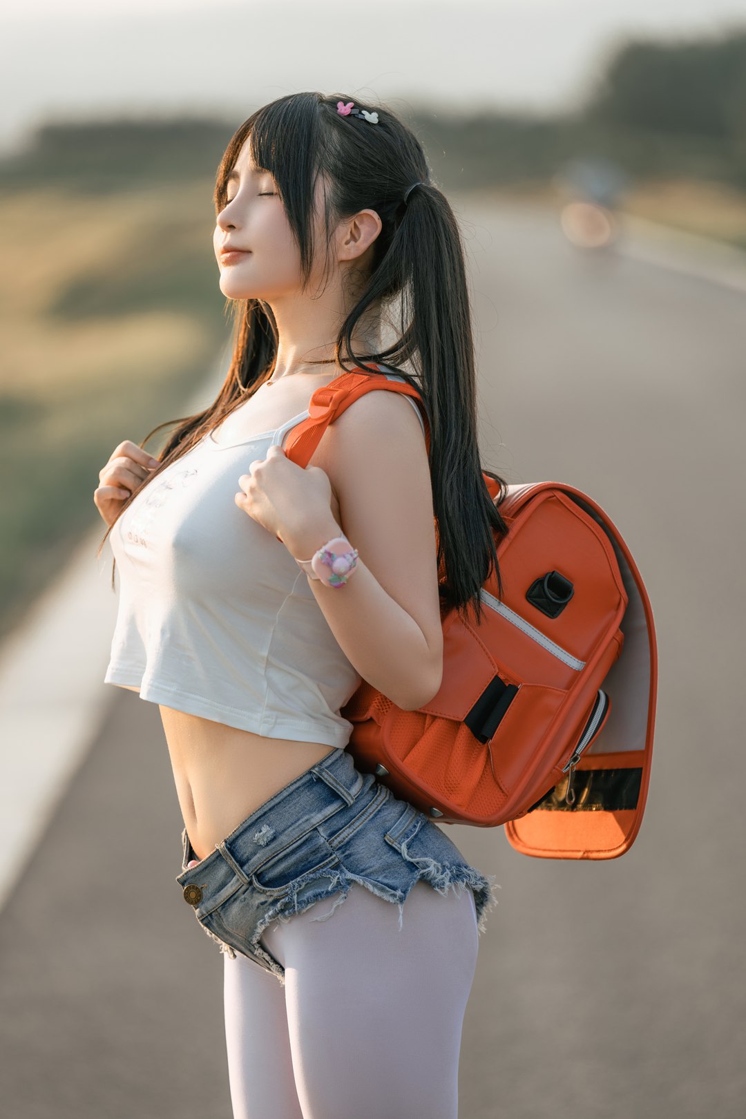 桜井宁宁NO.055「小红包」限定写真｜阳光公路少女感爆棚！白色短T+牛仔热裤+橙色书包，日系清新风摄影大片