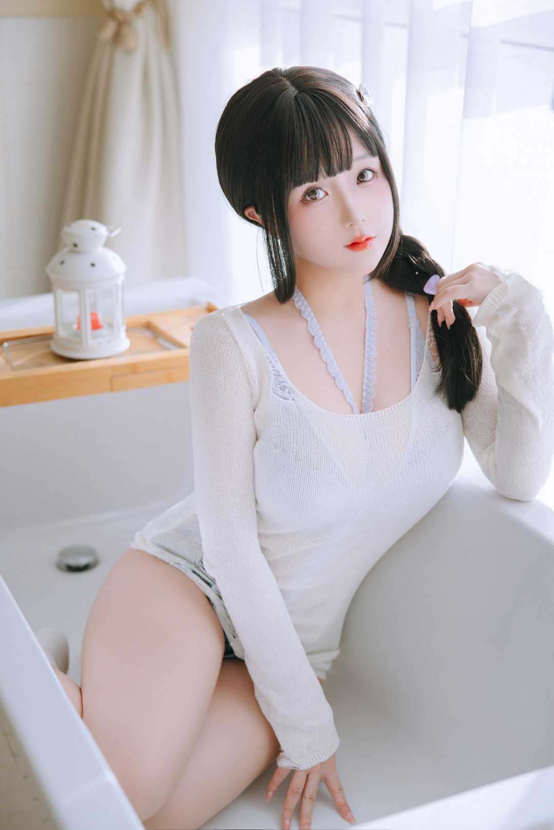 国模日奈娇牛仔裤主题私房写真｜清纯气质人妻风格写真，白色内衣与牛仔短裤展现温柔魅力