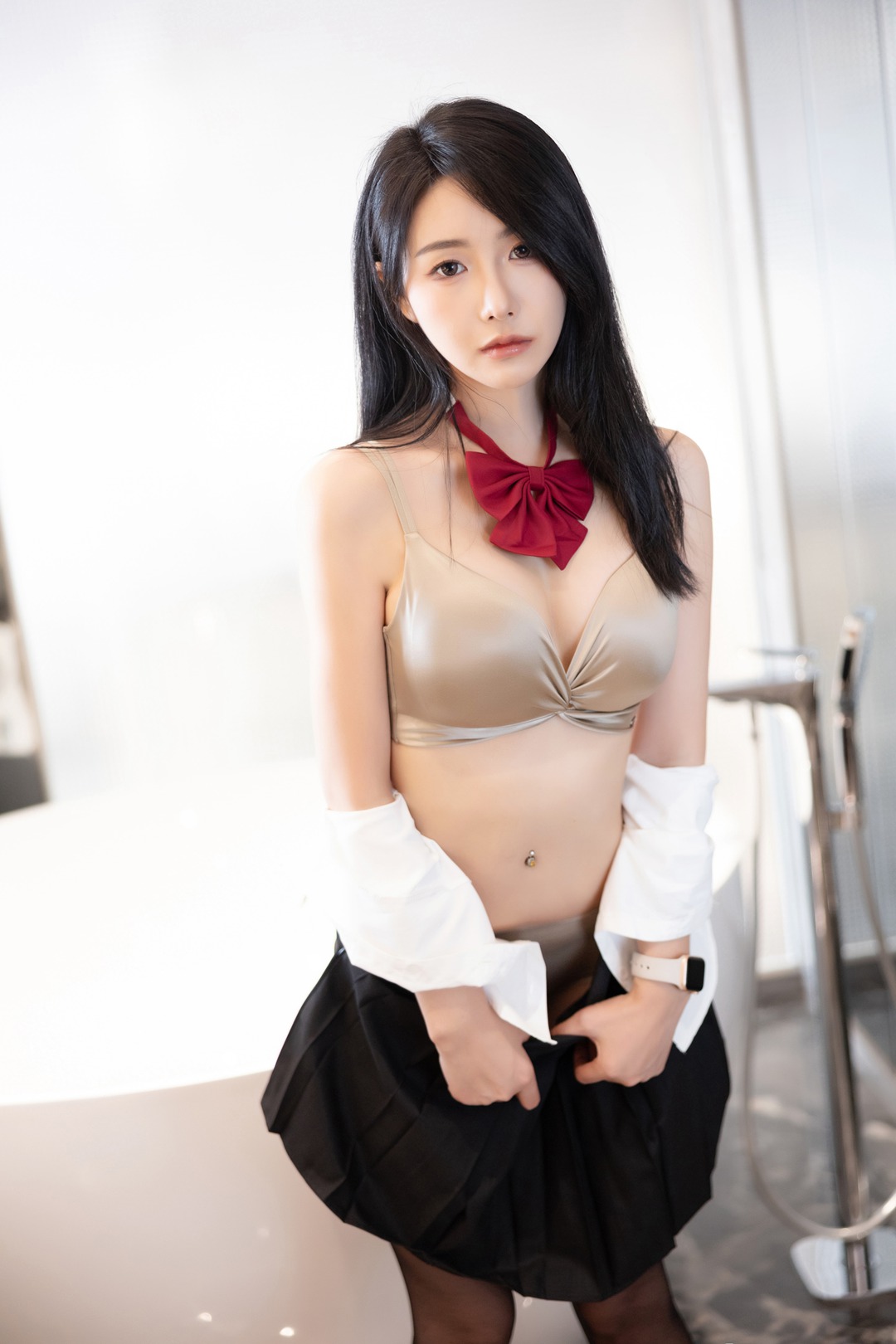 苏苏阿NO.003内购无水印版｜香槟金吊带上衣+酒红领结+百褶黑裙，浴室光影中的少女私密美学