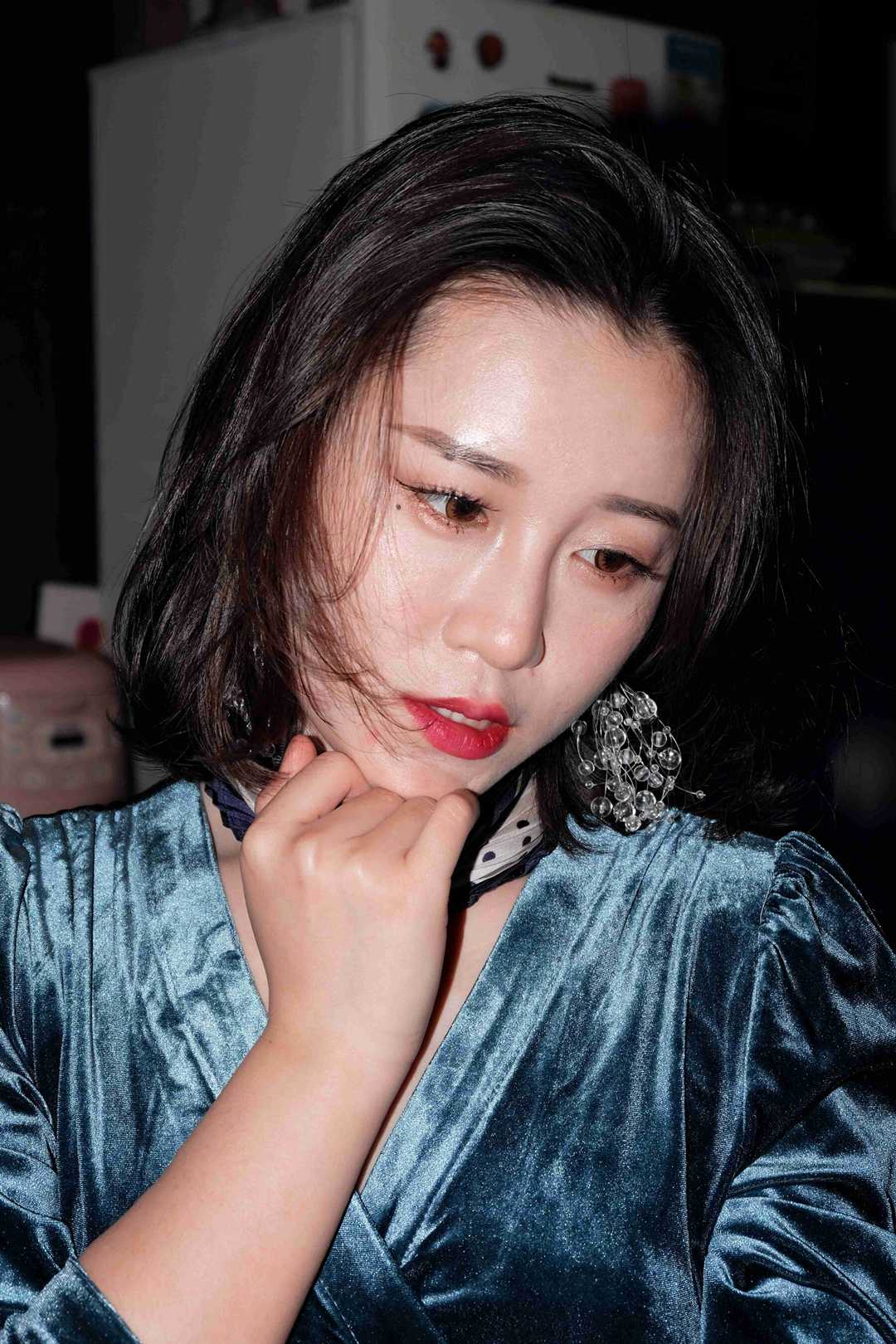 国模泡泡约拍：深绿丝绒与酒红蕾丝的私房美学纪实