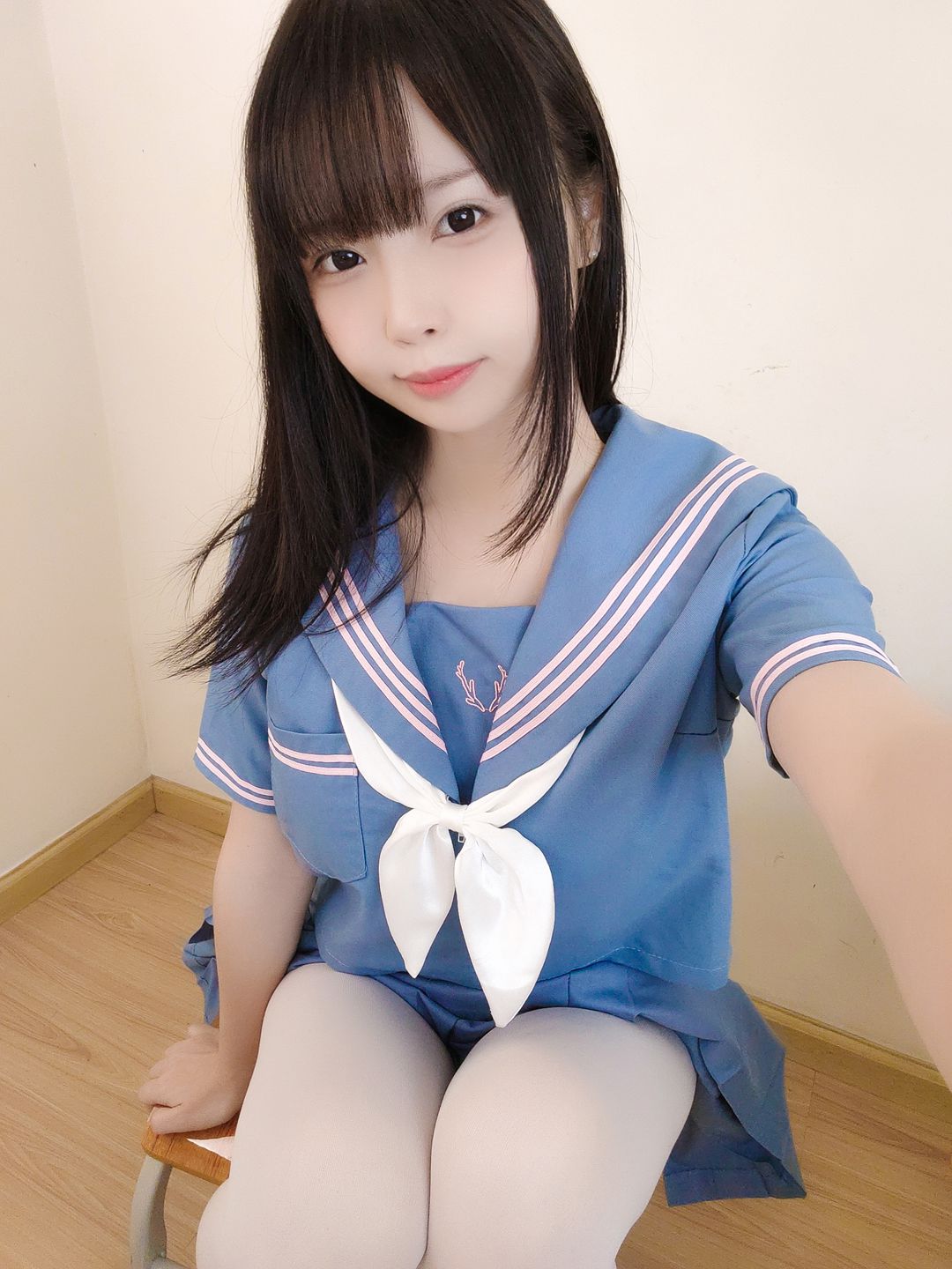 十万珍吱伏特写真集｜清新日系蓝白水手服·居家自然光人像｜“撸猫日记”治愈系少女日常记录