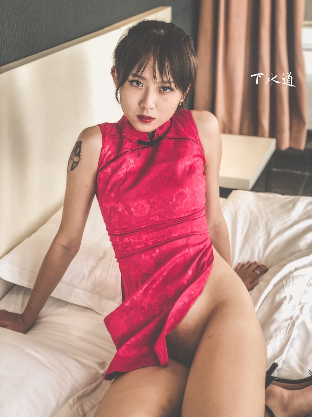 抖音70万粉网红卯哥王大炮私密写真：灰色吊带与运动裤的随性美学，演绎日常空间里的性感张力