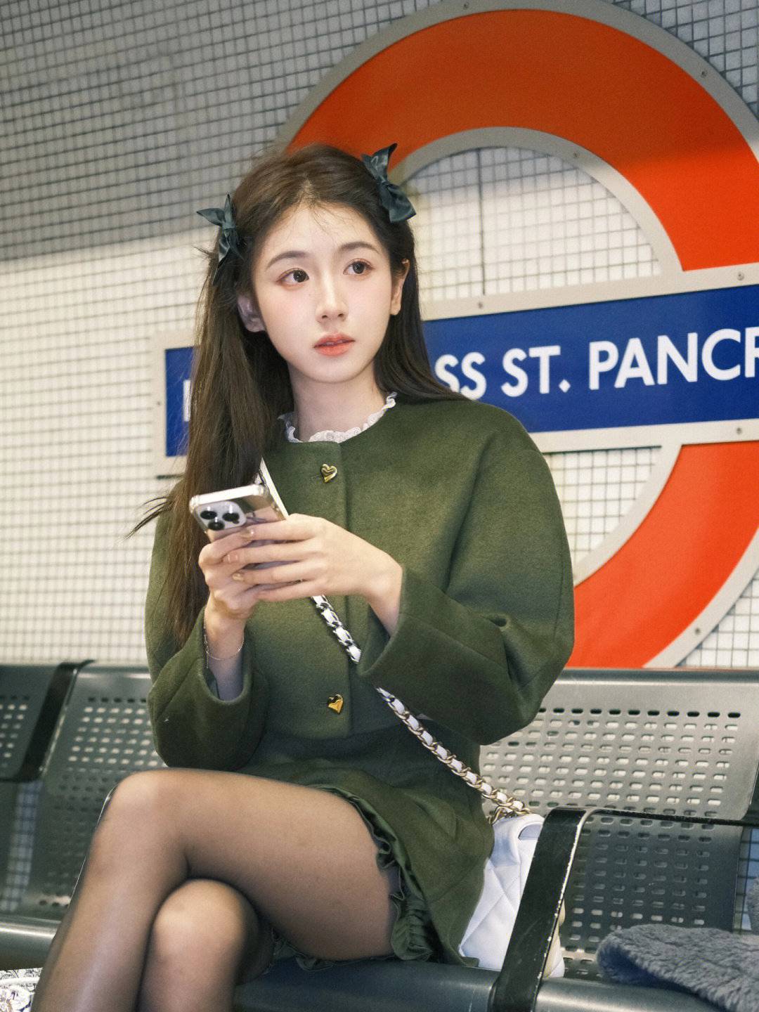国模顾林唯美写真：透明纱裙与英伦风穿搭的纯欲美学，演绎复古与都市的双重魅力