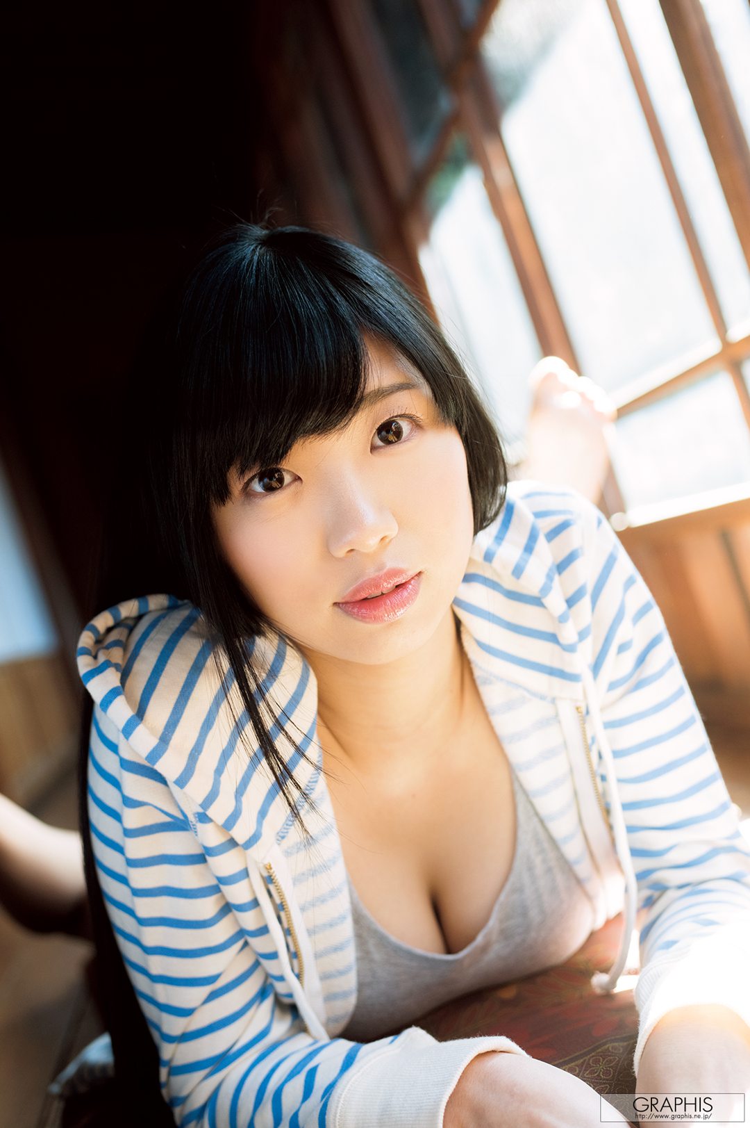 桐谷茉莉《Primula Julian》：蓝白条纹与柔光交织的居家写真，演绎日系少女的慵懒与纯真