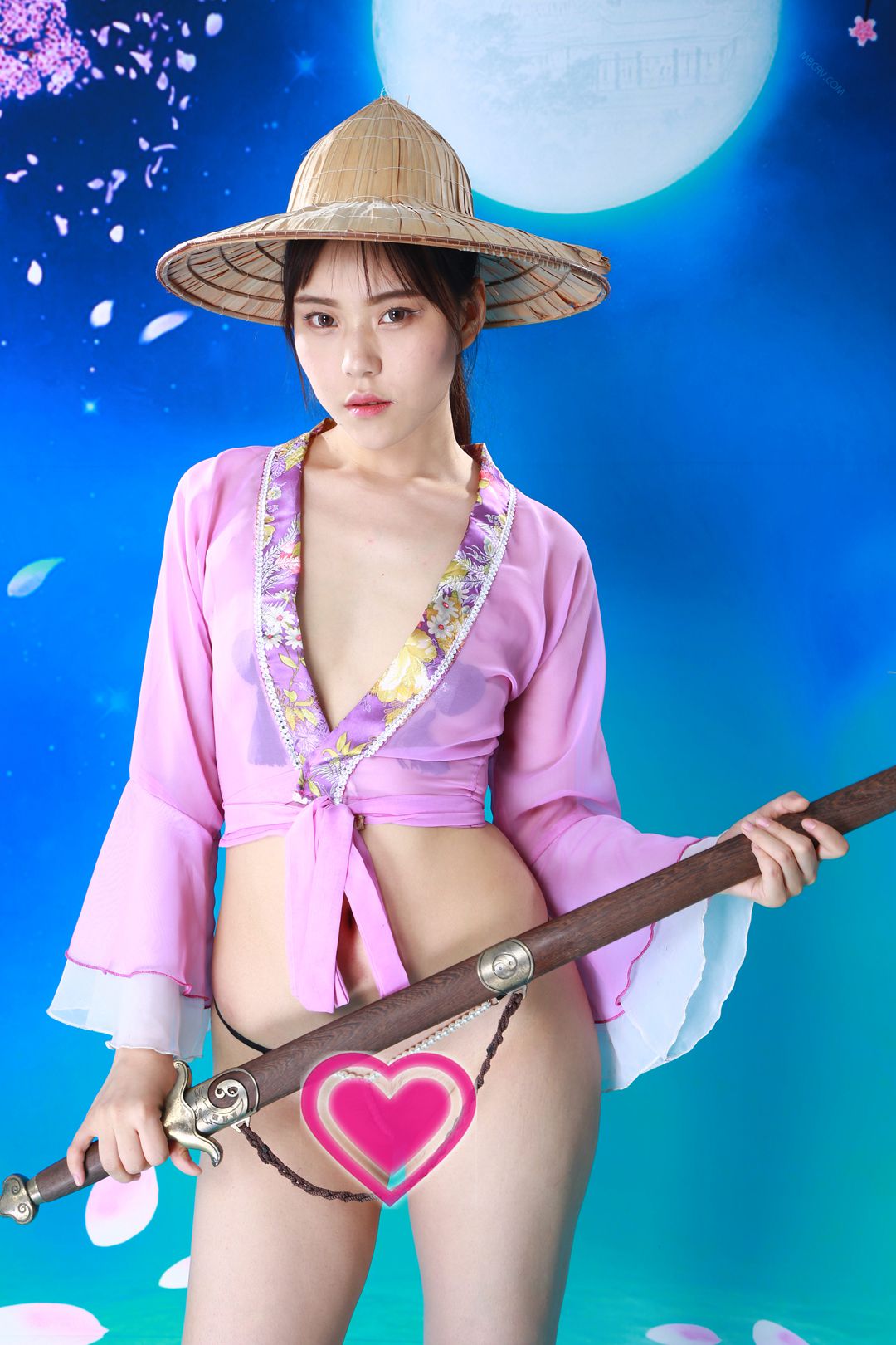 精品国模阿紫：粉色古风侠客写真，竹笠长剑演绎江湖柔情与性感魅惑