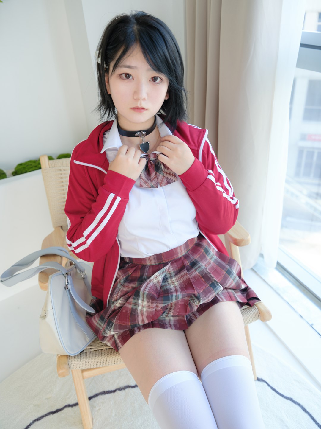 紧急企划小枫JK制服写真：红白运动外套配格裙，清纯少女感拉满